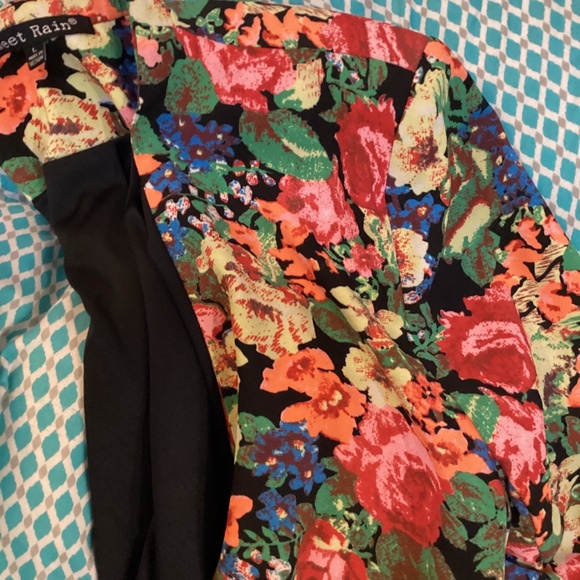 Adorable bright floral fitted blazer by Sweet Rain - Picture 8 of 8